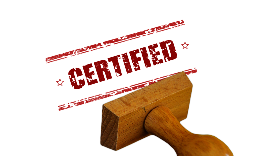Un tampon en caoutchouc qui écrit "certified" pour désigner la certification par la RICS pour les experts immobiliers