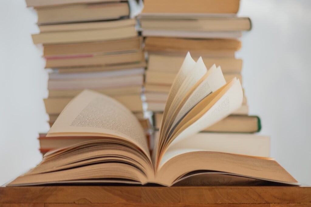 Des livres pour souligner que la reconnaissance professionnelle TEGoVA atteste d'une connaissance approfondie des normes d'évaluation européennes.