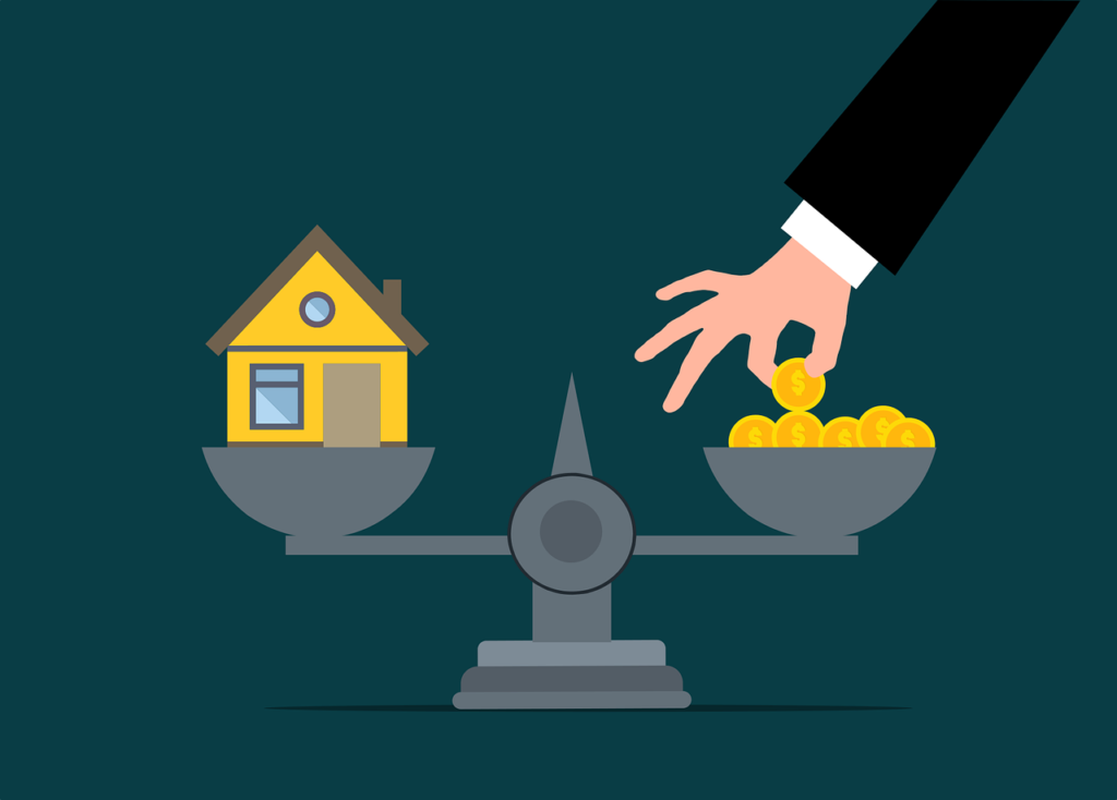 Une balance qui représente une évaluation immobilière