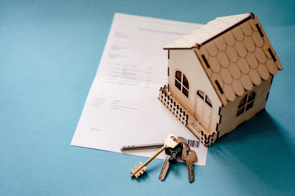 Un rapport d'expertise immobilière avec une petite maison et des clés