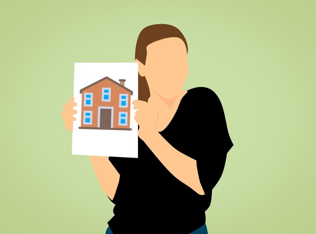 Un agent immobilier qui présente une maison