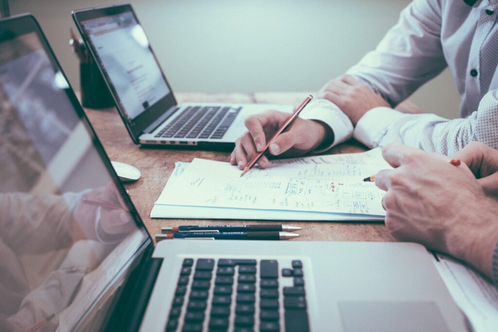 Des personnes qui travaillent devant des ordinateurs et qui représentent des experts immobiliers agréés